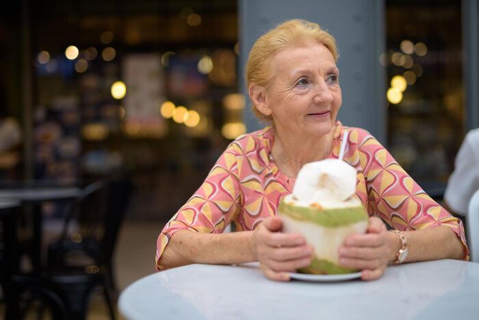 35 Tear-Jerking Stories From Servers About Lonely Diners Waiting For A Guest Who Never Showed