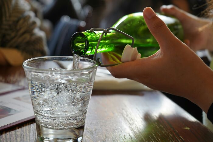 35 Tear-Jerking Stories From Servers About Lonely Diners Waiting For A Guest Who Never Showed
