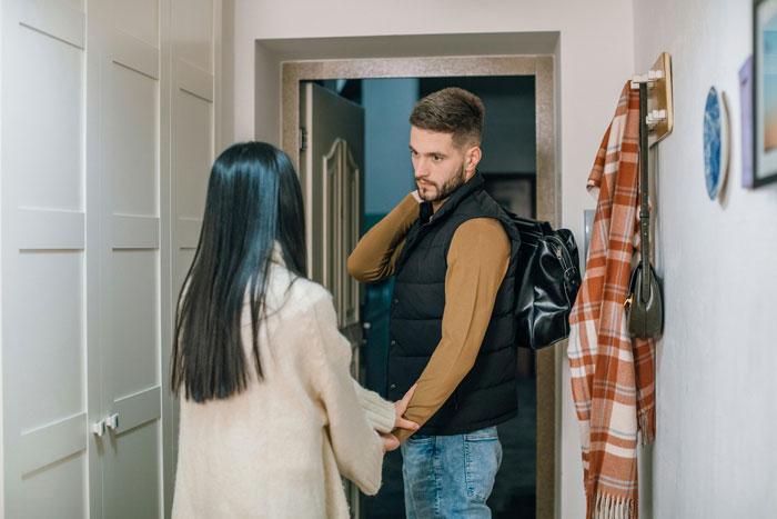 GF Tells Man He Must Choose Between Her And His Female Friend Before Going On Group Trip