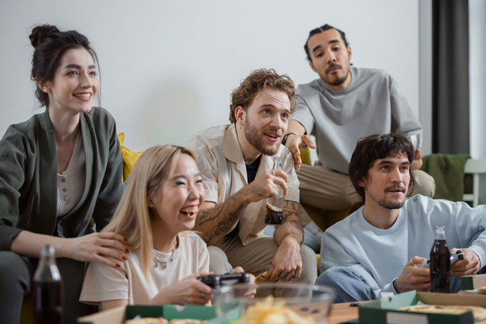 GF Tells Man He Must Choose Between Her And His Female Friend Before Going On Group Trip