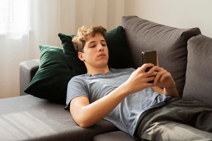 Guy Mooches Off Cousin For 6 Months, Calls Her Heartless When She Finally Demands $400 Rent