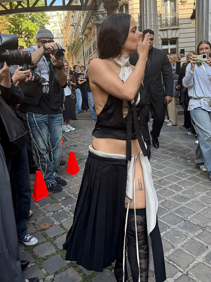 Pop Star Dyes Her Armpit Hair At Paris Fashion Week, Sparking Mixed Reactions: &#8220;Chicken Feathers&#8221;