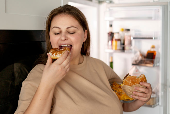 Bro Refuses To Stop GF From Eating Roommates’ Food, Sis Starts Oinking At Her, GF Leaves In Tears