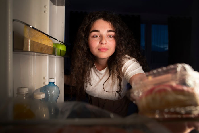 Bro Refuses To Stop GF From Eating Roommates’ Food, Sis Starts Oinking At Her, GF Leaves In Tears