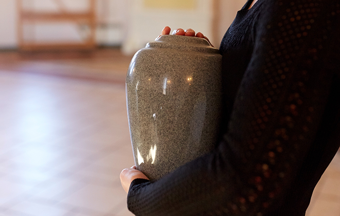 Guy Brings His Late Ex&#8217;s Ashes To Honeymoon After Remarrying, His New Spouse Is Just Stunned