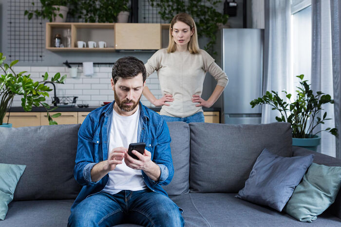 30 Totally Wrong Ways To Be A Spouse, As Told By Members Of This Online Group