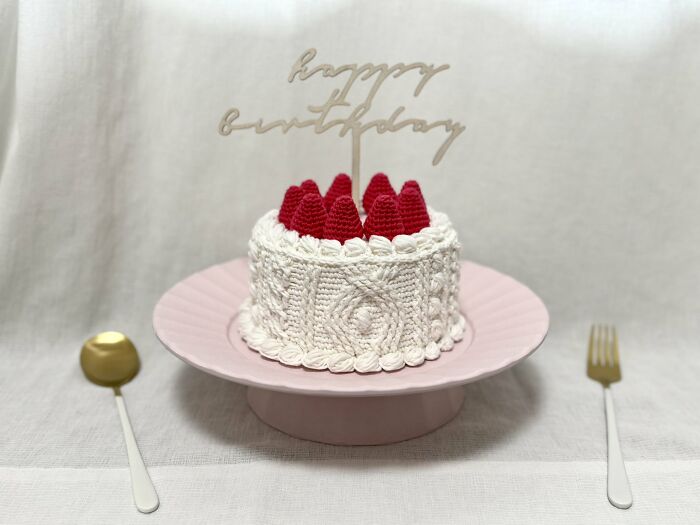 This Japanese Fiber Artist Crochets Realistic Food-Inspired Accessories (17 Pics)