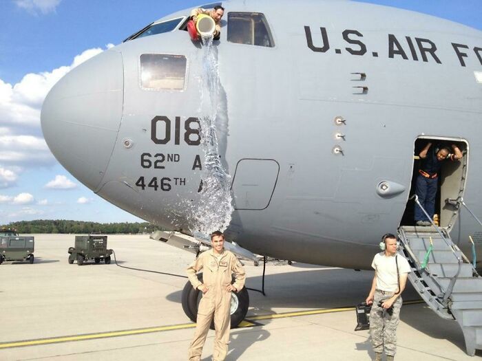“The Moment The Rope Broke”: 73 Perfect Pictures Taken Split Seconds Before Disaster Struck