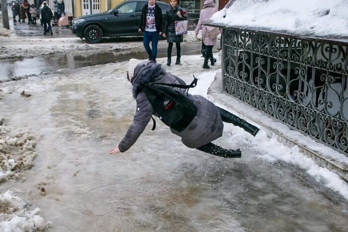 “The Moment The Rope Broke”: 73 Perfect Pictures Taken Split Seconds Before Disaster Struck