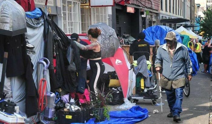 100 Pictures Of ‘Urban Hell’ Showing Everything That’s Wrong With Our Society (New Pics)