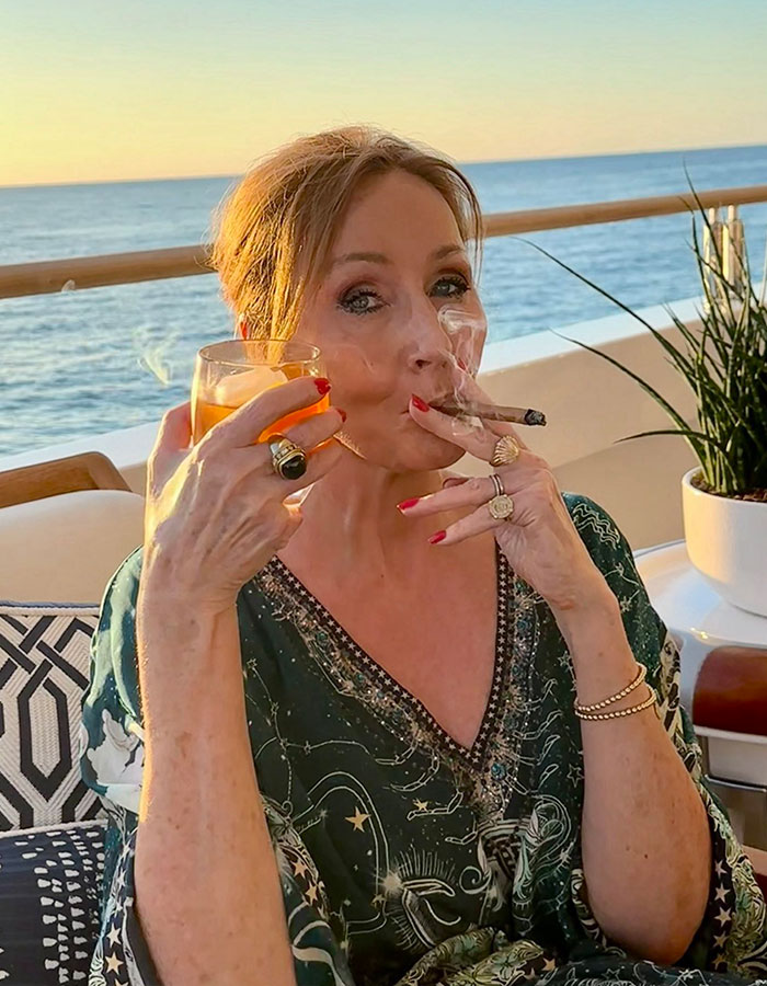 User Bets $100 That J.K. Rowling Is A &#8216;Closet Lesbian&#8217; And Her Response Has Hilarious Reactions