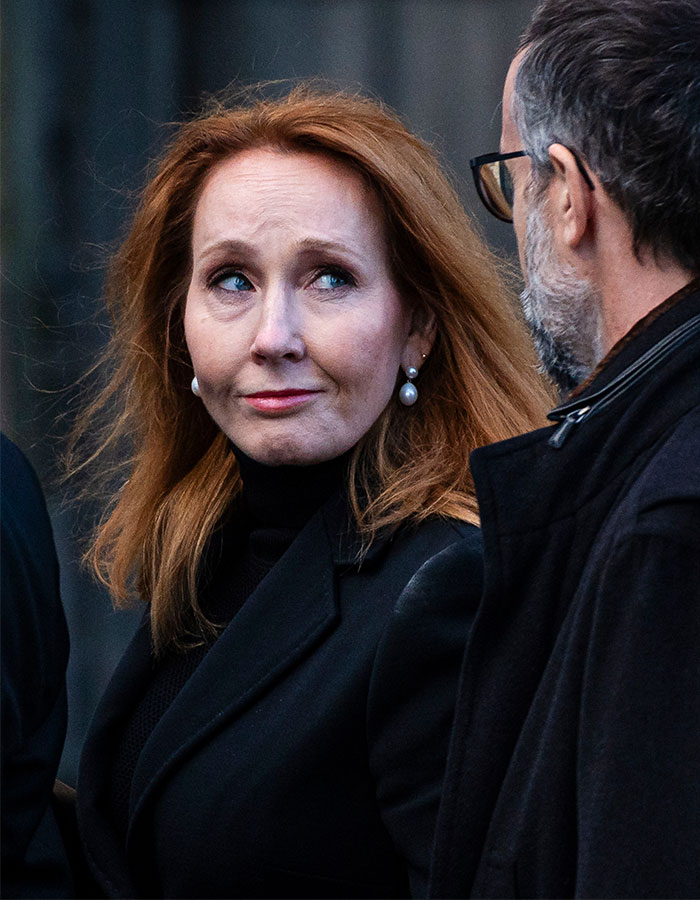 User Bets $100 That J.K. Rowling Is A &#8216;Closet Lesbian&#8217; And Her Response Has Hilarious Reactions