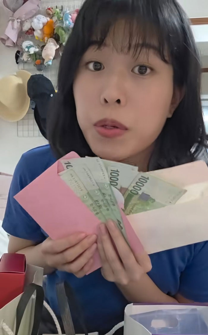 &#8220;They Give You Trauma and Attitude&#8221;: Woman Goes To Job Interviews In Korea And Shares Her Gift Haul