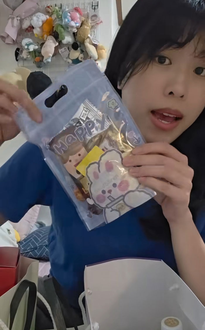 &#8220;They Give You Trauma and Attitude&#8221;: Woman Goes To Job Interviews In Korea And Shares Her Gift Haul