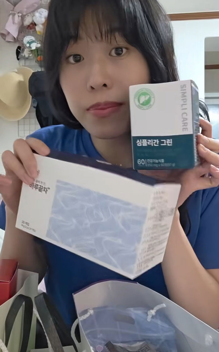 &#8220;They Give You Trauma and Attitude&#8221;: Woman Goes To Job Interviews In Korea And Shares Her Gift Haul