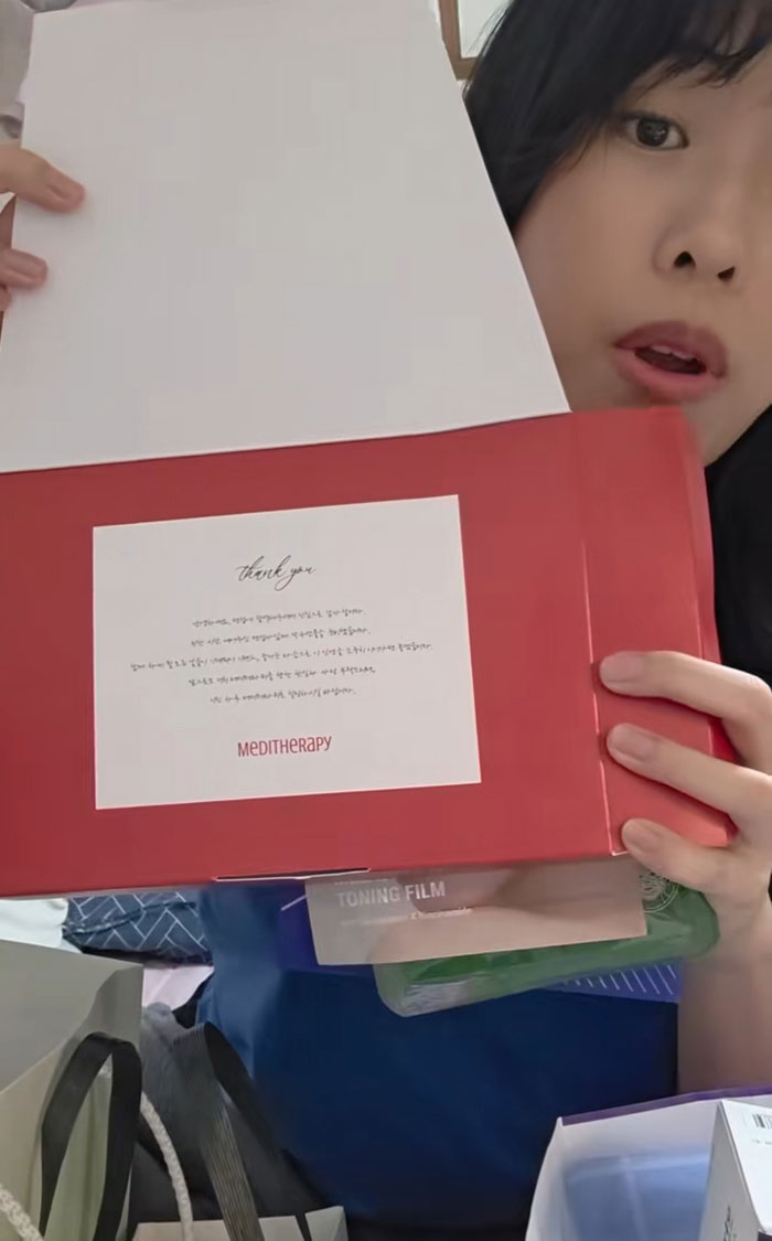 &#8220;They Give You Trauma and Attitude&#8221;: Woman Goes To Job Interviews In Korea And Shares Her Gift Haul