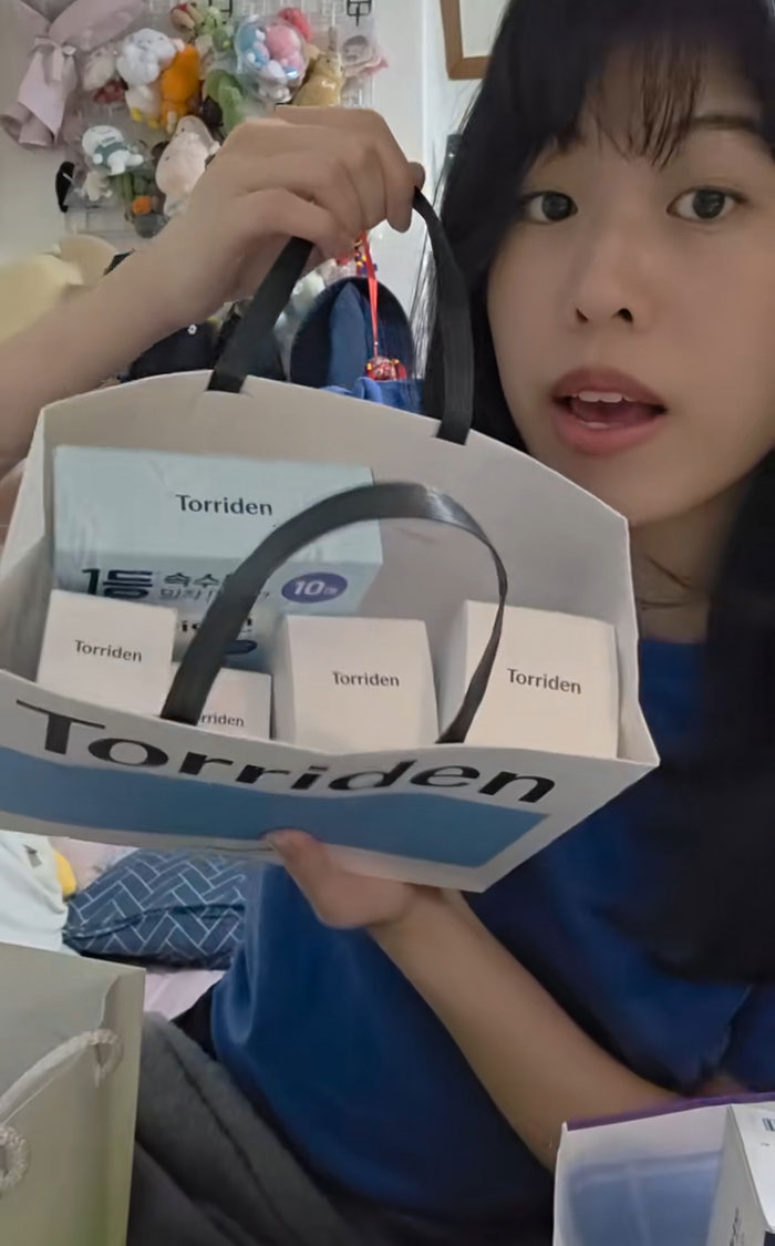 &#8220;They Give You Trauma and Attitude&#8221;: Woman Goes To Job Interviews In Korea And Shares Her Gift Haul