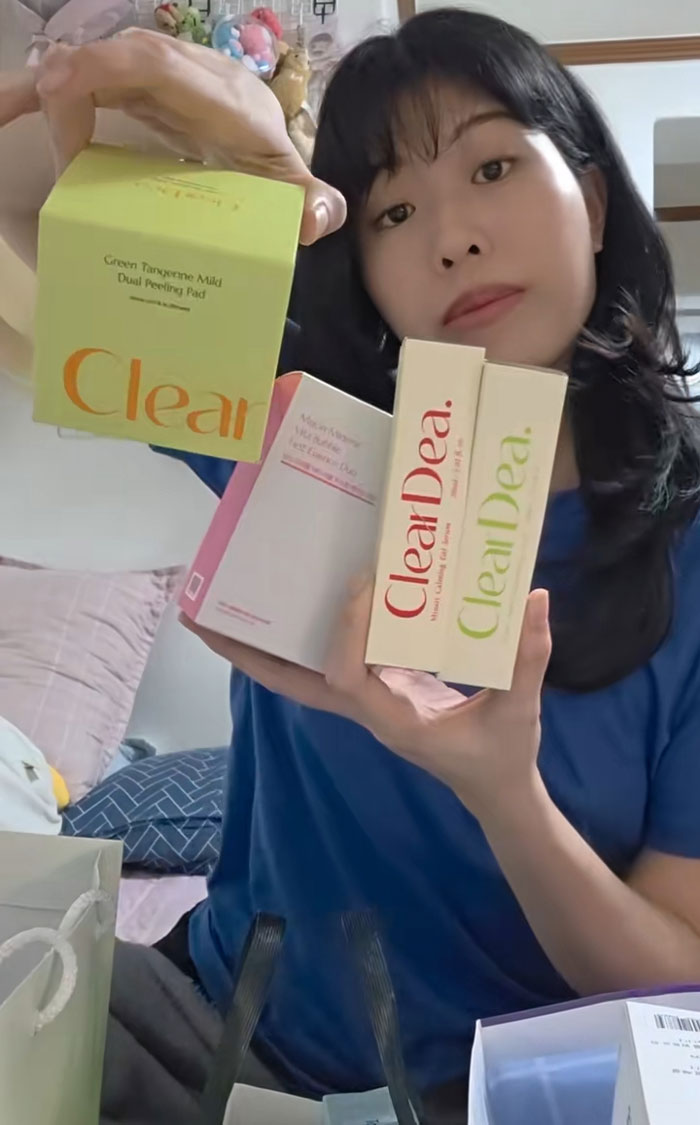 &#8220;They Give You Trauma and Attitude&#8221;: Woman Goes To Job Interviews In Korea And Shares Her Gift Haul
