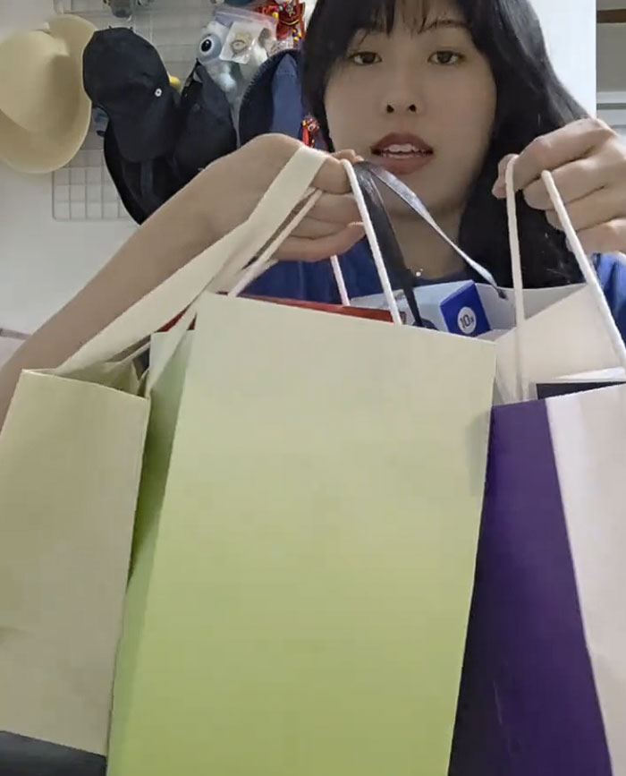 &#8220;They Give You Trauma and Attitude&#8221;: Woman Goes To Job Interviews In Korea And Shares Her Gift Haul