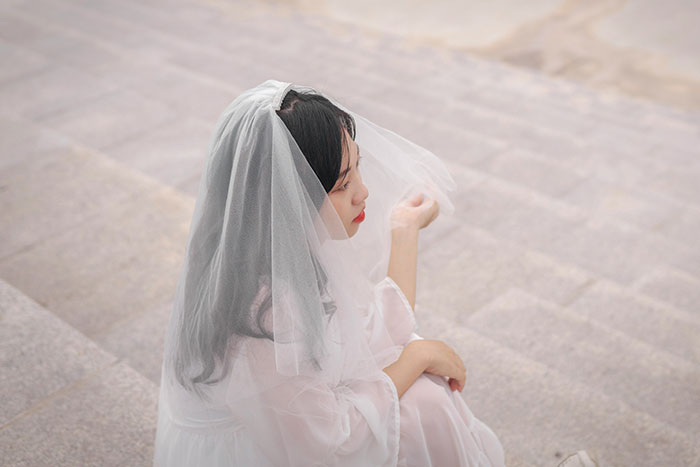 Lady Never Accepted Mom&#8217;s Husband As New &#8220;Dad,&#8221; Refuses To Involve Him In Wedding, Drama Escalates
