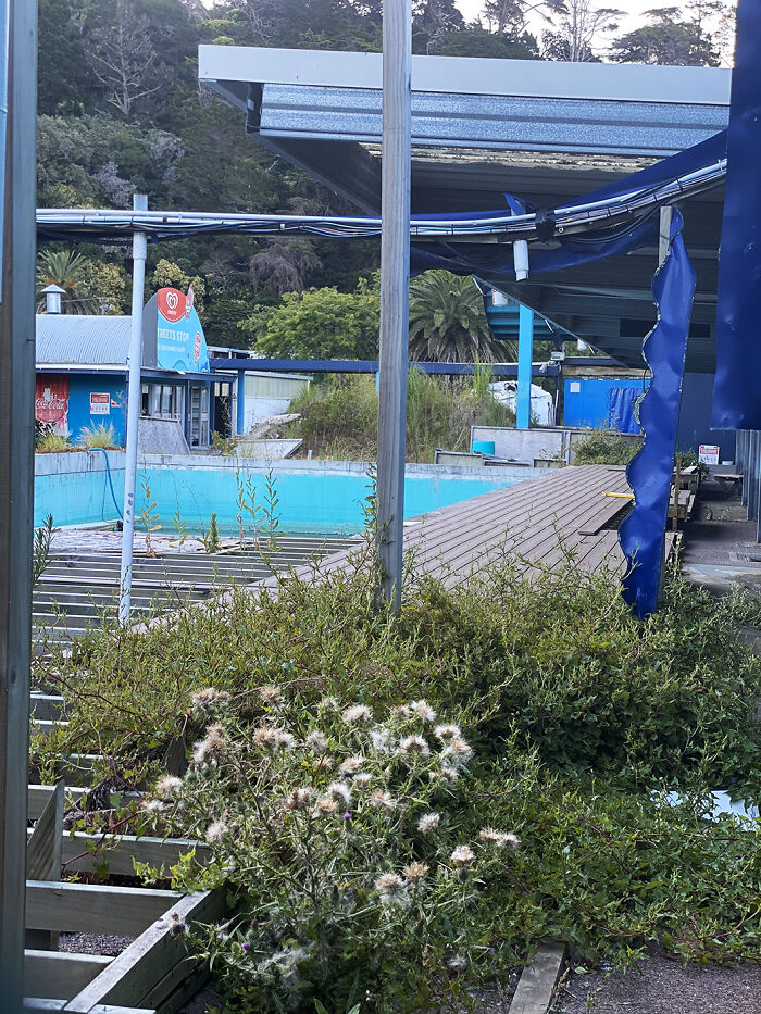 Inside New Zealand&#8217;s Abandoned Waiwera Hot Pools: A Forgotten Water Park Frozen In Time