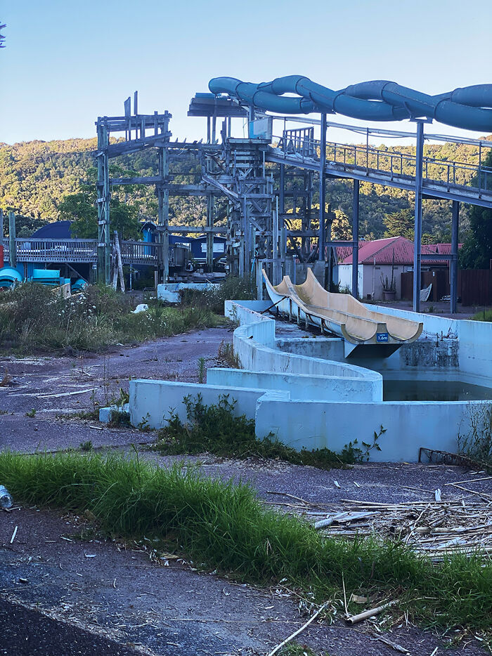Inside New Zealand&#8217;s Abandoned Waiwera Hot Pools: A Forgotten Water Park Frozen In Time