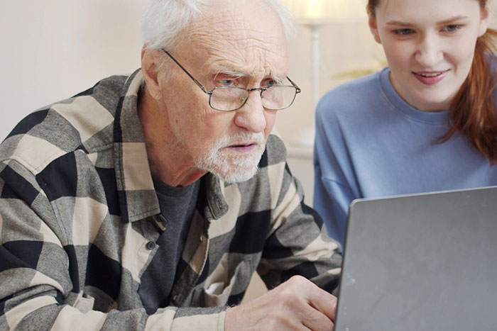 Times Elderly People Were Just So Clueless With Technology, It Resulted In These 80 Fails