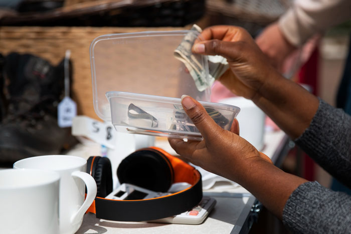 Man Tries To Scam Widow Out Of Her Late Husband’s Golf Clubs, Hero Shopper Crushes His Deal