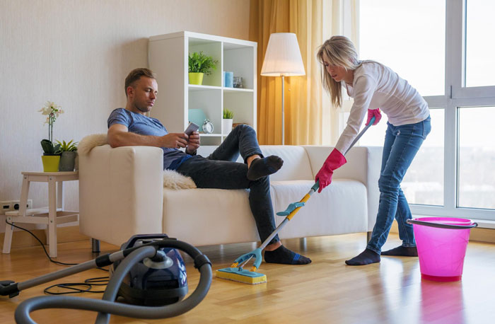 Man Keeps Whining Despite Friend Helping Him With Housing And Job, She Finally Snaps And Says Enough