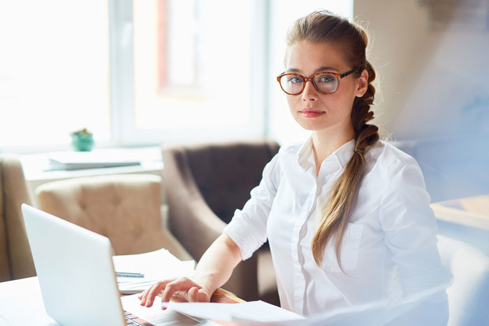 Man Keeps Whining Despite Friend Helping Him With Housing And Job, She Finally Snaps And Says Enough