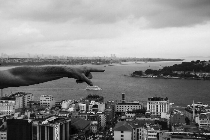 41 Stunning Street Photography Shots That Capture Life’s Unexpected Moments