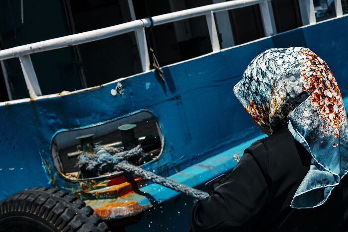 41 Stunning Street Photography Shots That Capture Life’s Unexpected Moments
