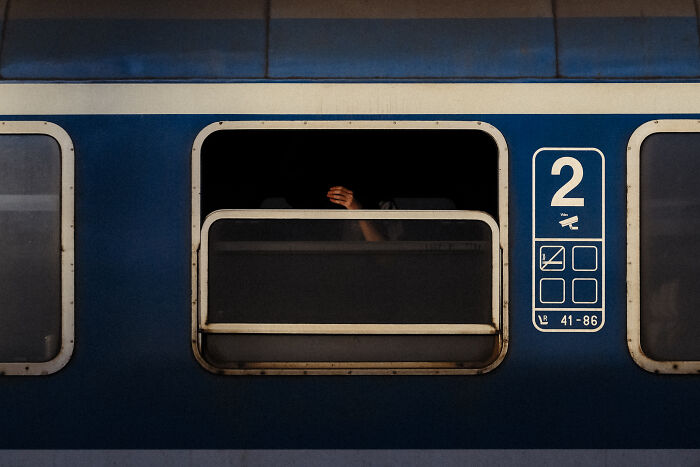 41 Stunning Street Photography Shots That Capture Life’s Unexpected Moments