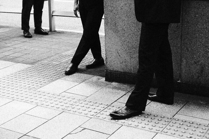 41 Stunning Street Photography Shots That Capture Life’s Unexpected Moments