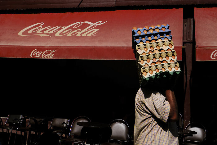 41 Stunning Street Photography Shots That Capture Life’s Unexpected Moments
