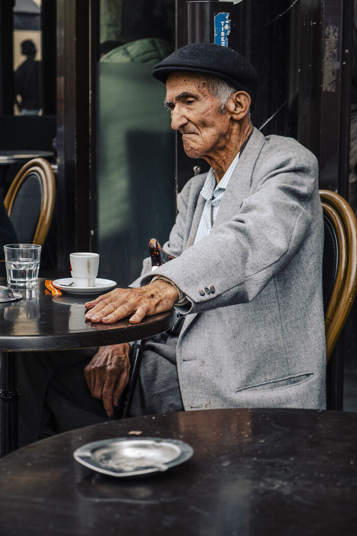 41 Stunning Street Photography Shots That Capture Life’s Unexpected Moments