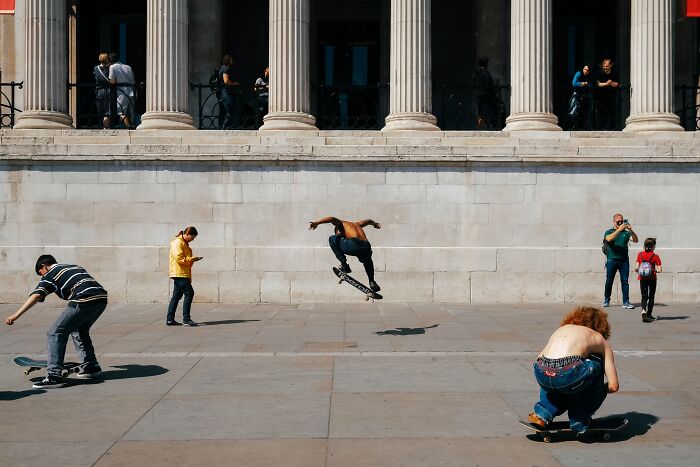 41 Stunning Street Photography Shots That Capture Life’s Unexpected Moments