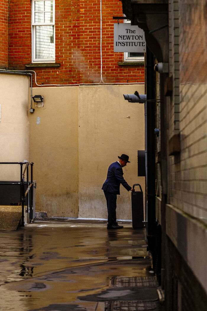 41 Stunning Street Photography Shots That Capture Life’s Unexpected Moments