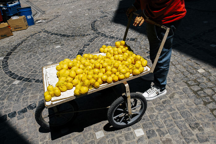 41 Stunning Street Photography Shots That Capture Life’s Unexpected Moments