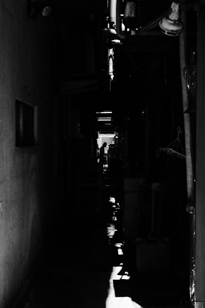41 Stunning Street Photography Shots That Capture Life’s Unexpected Moments