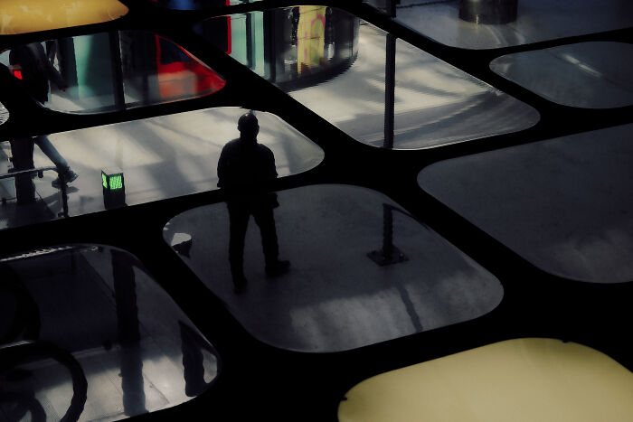41 Stunning Street Photography Shots That Capture Life’s Unexpected Moments