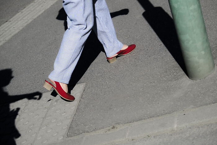 41 Stunning Street Photography Shots That Capture Life’s Unexpected Moments