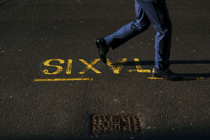41 Stunning Street Photography Shots That Capture Life’s Unexpected Moments