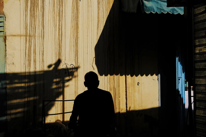41 Stunning Street Photography Shots That Capture Life’s Unexpected Moments