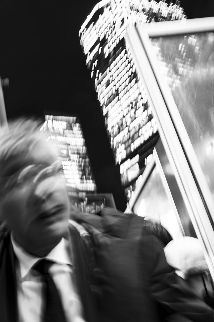 41 Stunning Street Photography Shots That Capture Life’s Unexpected Moments