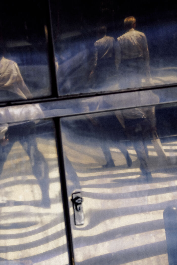 41 Stunning Street Photography Shots That Capture Life’s Unexpected Moments