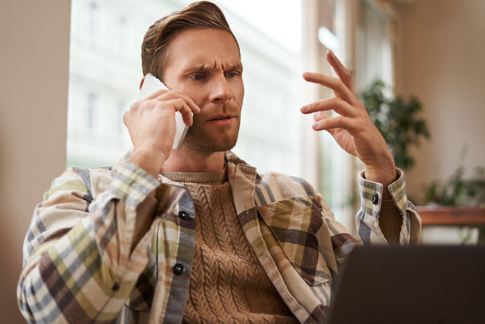 67 Of The Strangest Calls 911 Operators Got That Turned Out To Be True