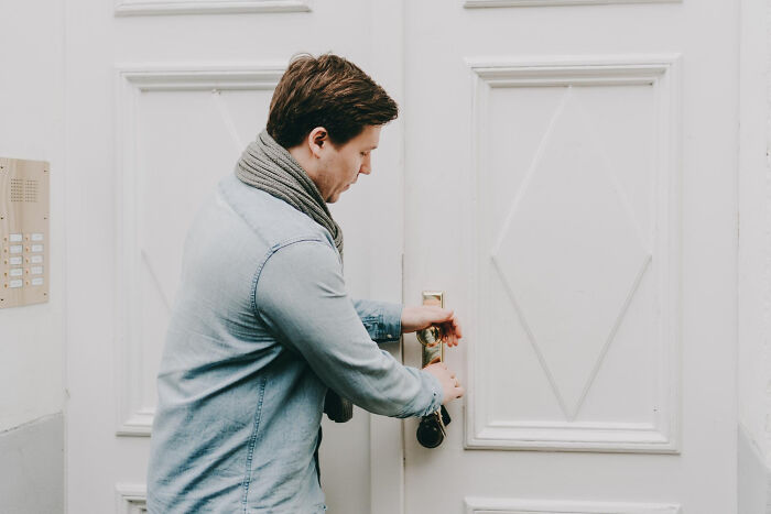 “Tiny Pale Hand”: 45 Terrifying Things People Witnessed Or Experienced In Their Own House “Tiny Pale Hand”: 45 Terrifying Things People Witnessed Or Experienced In Their Own House