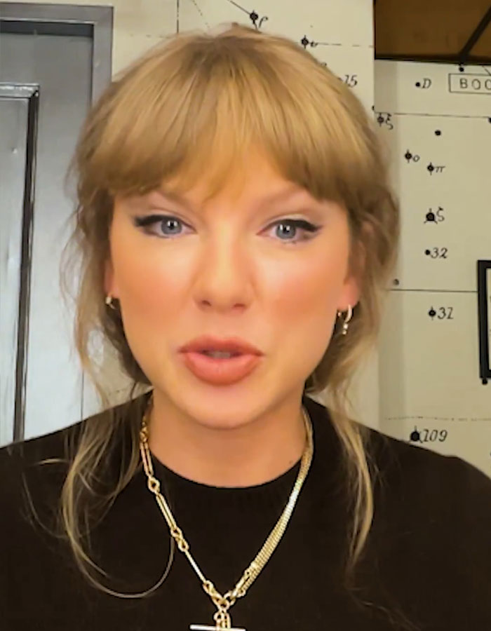 “Morphing Into MAGA”: Taylor Swift Fans Call Out Cosmetic Procedures After New Interview Goes Viral “Morphing Into MAGA”: Taylor Swift Fans Call Out Cosmetic Procedures After New Interview Goes Viral