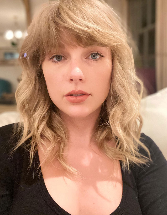 “Morphing Into MAGA”: Taylor Swift Fans Call Out Cosmetic Procedures After New Interview Goes Viral “Morphing Into MAGA”: Taylor Swift Fans Call Out Cosmetic Procedures After New Interview Goes Viral